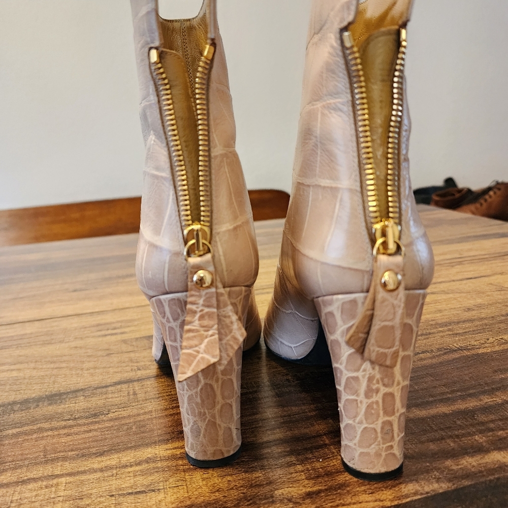 STUART WEITZMAN Beige CROC Print Embossed LEATHER Ankle Zip Heel BOOTS 9 M - Picture 3 of 7